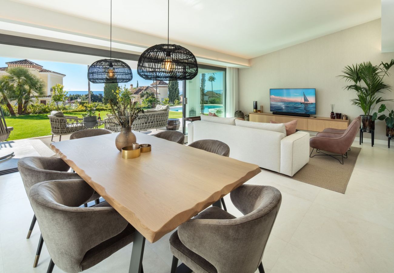 Villa in Marbella - Luxury Villa with High Security, Pool & Jacuzzi