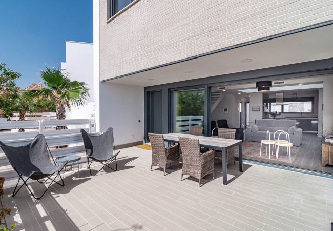 Townhouse in Estepona - LMT46- Spacious townhouse modern style