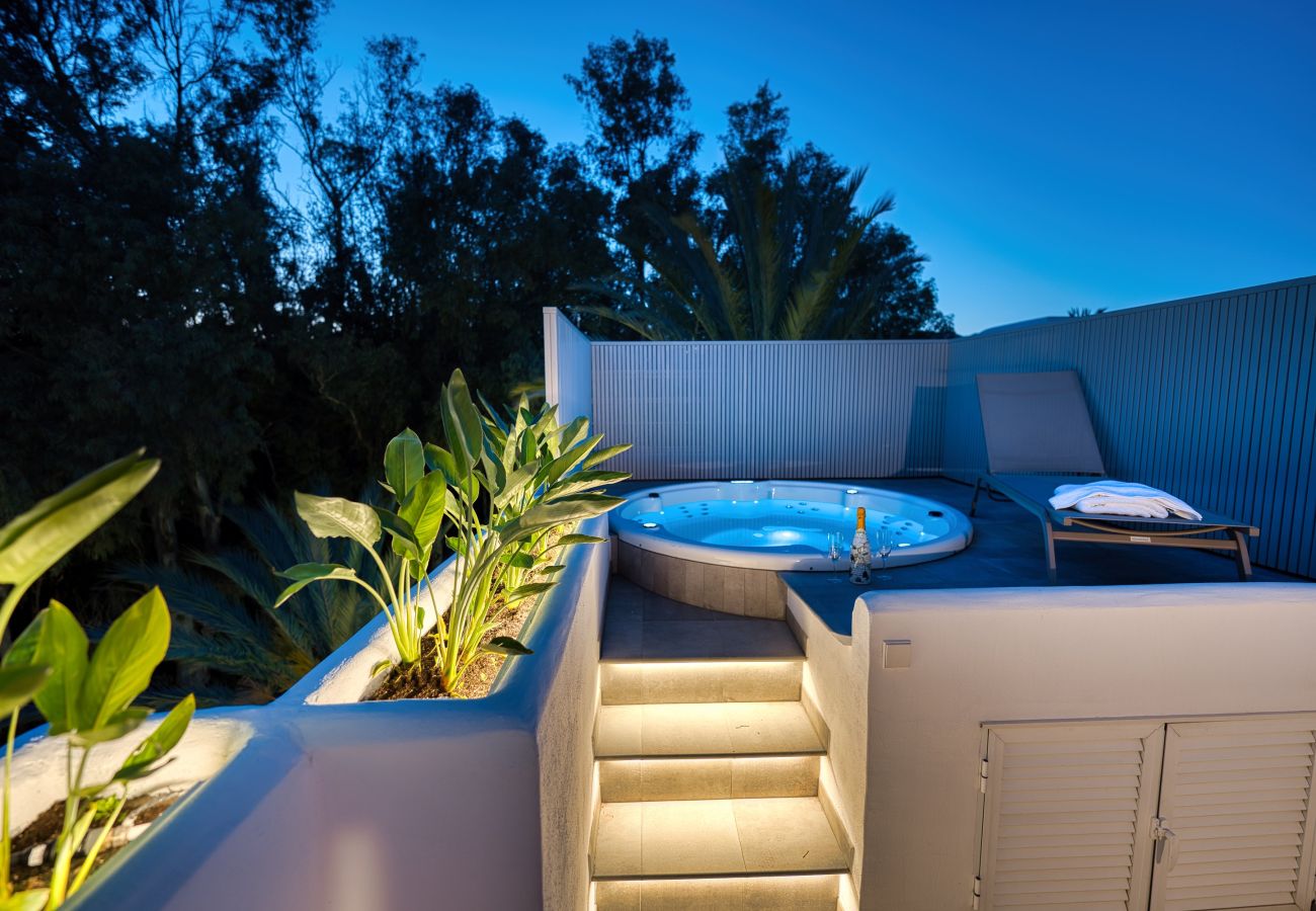 Apartment in Marbella - 1081 Luxurious Beachfront Penthouse with Jacuzzi