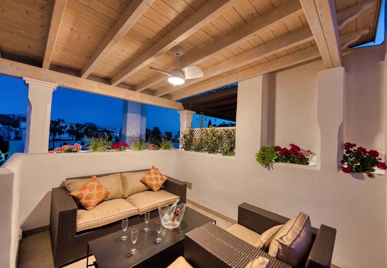 Apartment in Marbella - 1081 Luxurious Beachfront Penthouse with Jacuzzi