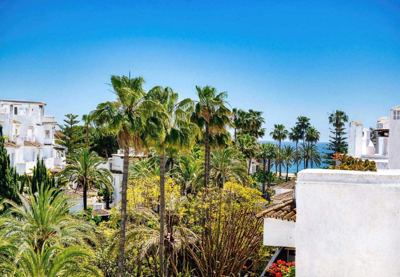 Apartment in Marbella - 1081 Luxurious Beachfront Penthouse with Jacuzzi