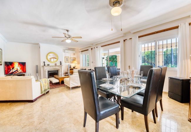 Villa in Estepona - 1106 Luxurious Family Villa with Heated Pool