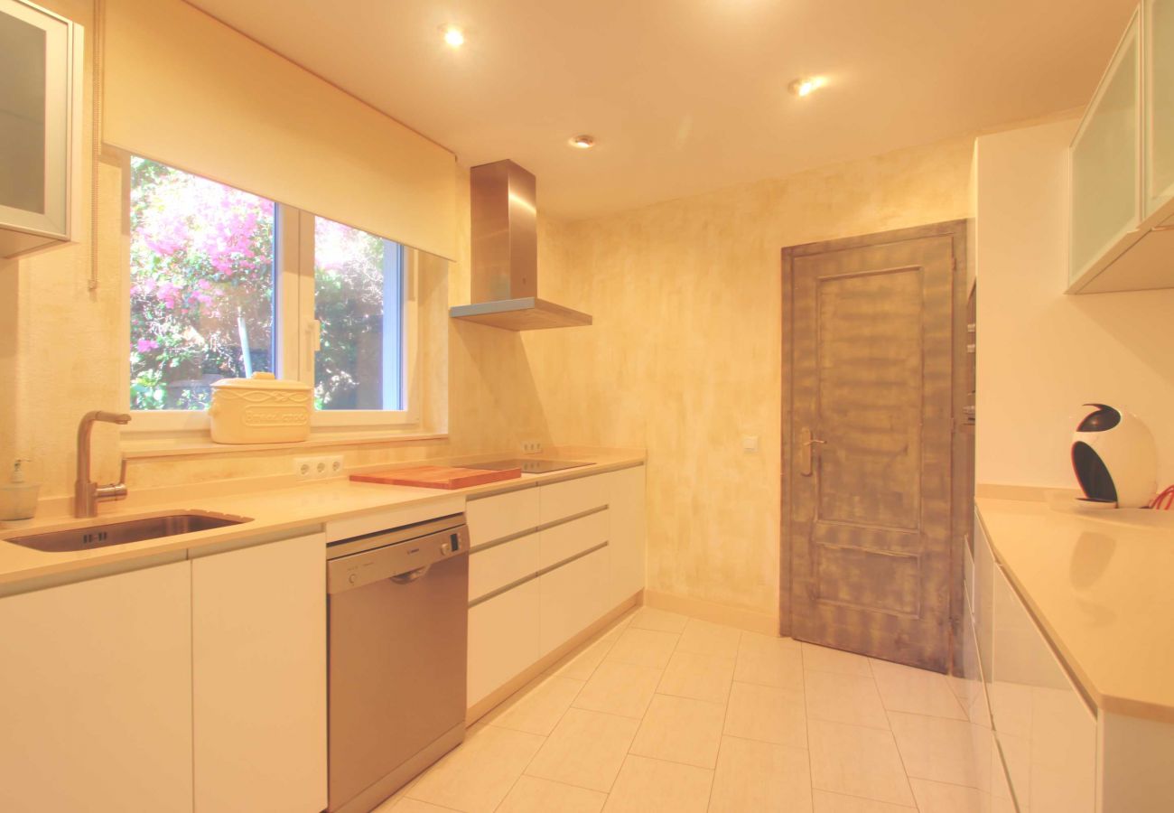 Villa in Marbella - 2042 Elegant Villa with Garden and Heated Pool