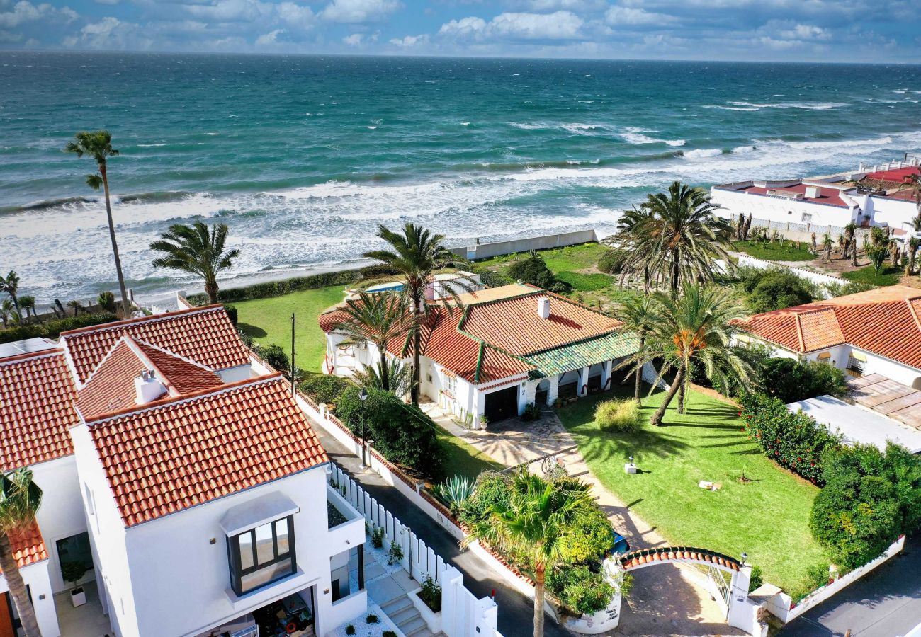 Villa in Marbella - 1100 Stunning Marbesa Beachfront Villa with Garden