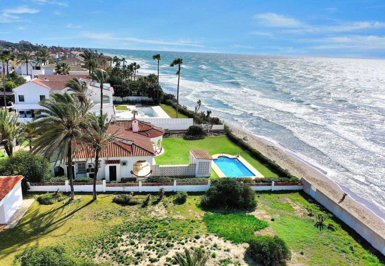 Villa in Marbella - 1100 Stunning Marbesa Beachfront Villa with Garden