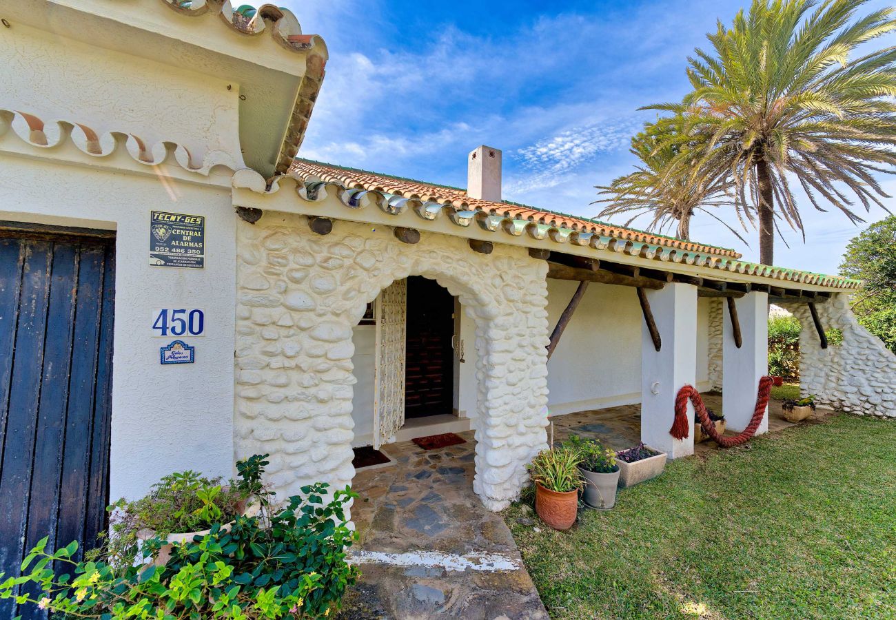 Villa in Marbella - 1100 Stunning Marbesa Beachfront Villa with Garden