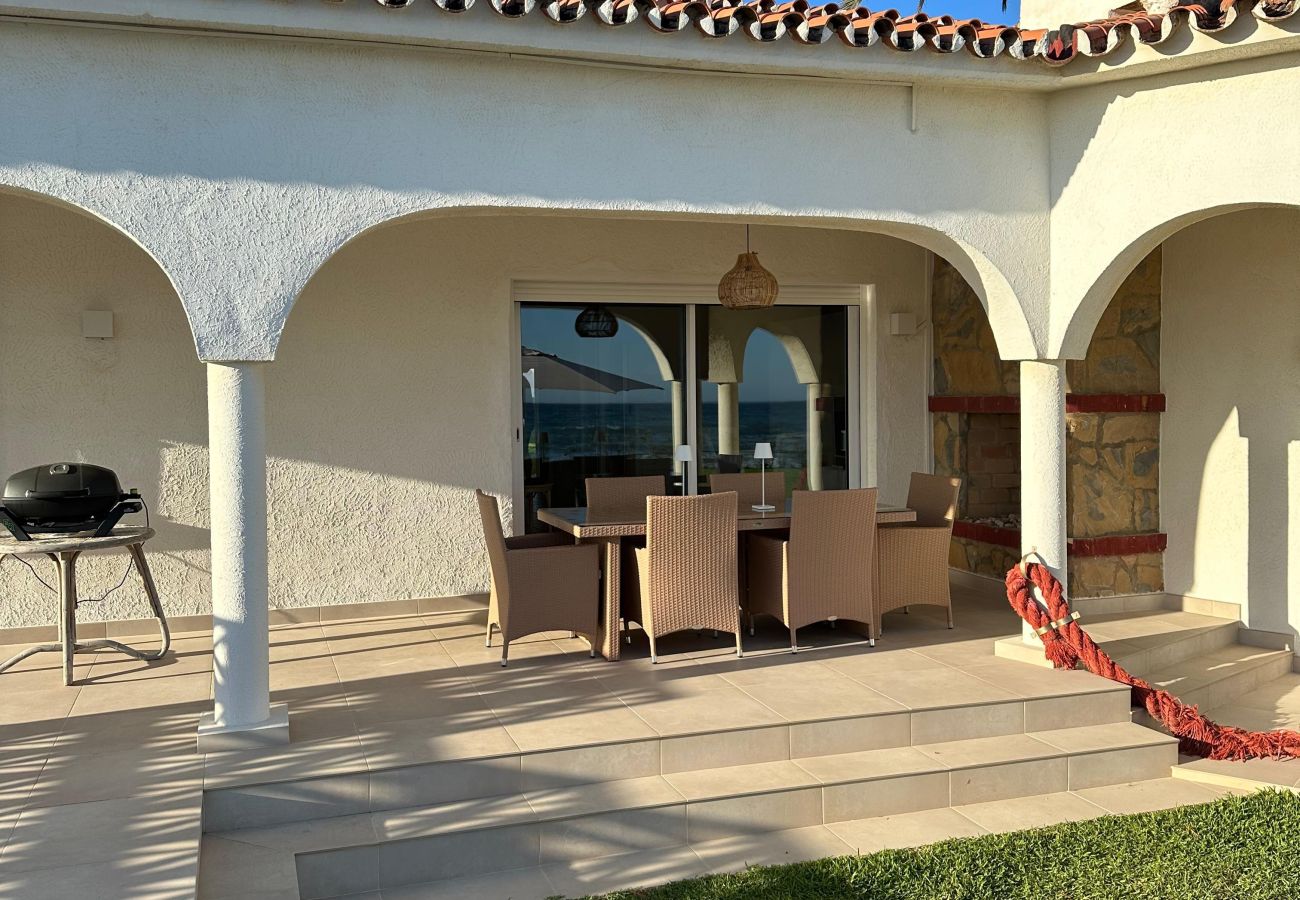 Villa in Marbella - 1100 Stunning Marbesa Beachfront Villa with Garden