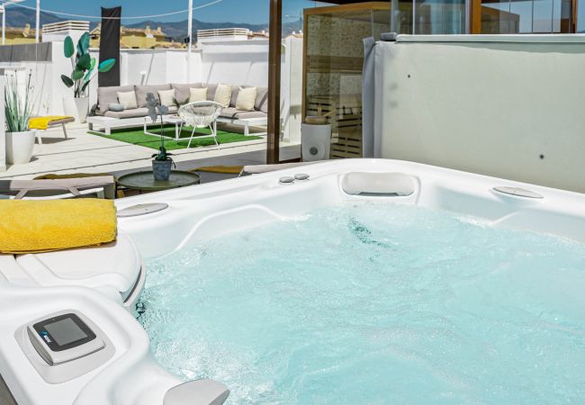 Apartment in Estepona - LMS48- Roof terrace, jacuzzi & sauna