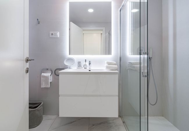 Apartment in Estepona - LMS48- Roof terrace, jacuzzi & sauna