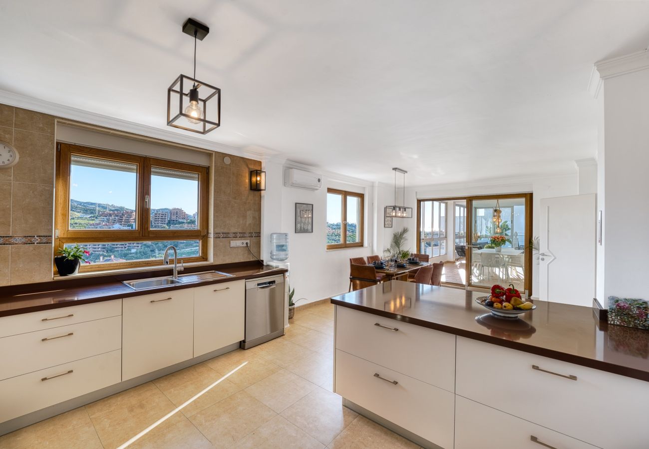 Villa in Marbella - 3077 Luxury Villa with Pool and Views in Elviria,