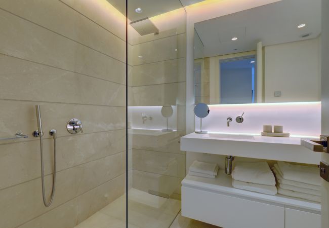 Apartment in Ojen - 3059 Luxury Escape with Sea Views in Palo Alto