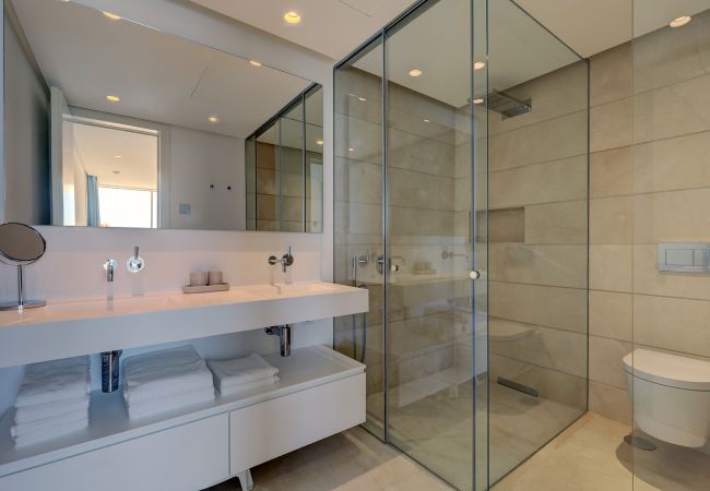 Apartment in Ojen - 3059 Luxury Escape with Sea Views in Palo Alto