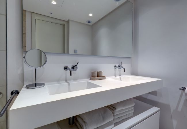 Apartment in Ojen - 3059 Luxury Escape with Sea Views in Palo Alto